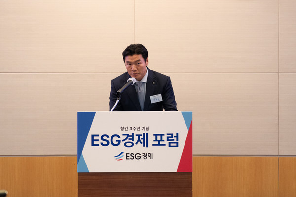 이승훈 신한금융그룹 ESG기획팀 차장이 11월1일 ESG경제 창간 3주년 포럼에서 발제하고 있다. 사진=ESG경제