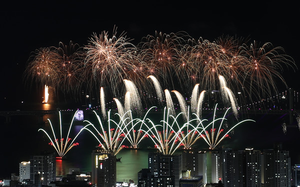 예전 불꽃축제에서 부산 밤하늘을 화려하게 장식한 형형색색 불꽃. 사진=연합뉴스