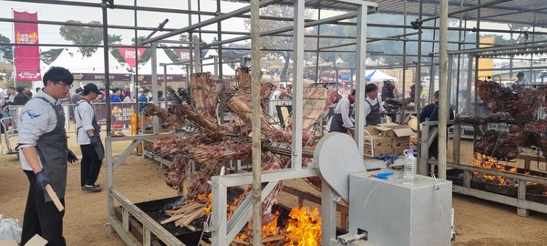 충남 홍성군과 백종원 더본코리아 대표가 함께 열고 있는 2023 글로벌 바베큐 페스티벌 이틀째인 4일 축제장 풍차 화덕에서 바비큐가 맛있게 익어가고 있다. 사진=연합뉴스