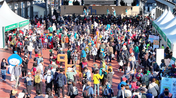 2일 오전 제주 서귀포시 대정읍 제주올레 11코스에서 2023 제주올레걷기축제가 개막했다.참가자들이 개막행사가 열린 하모체육공원을 가득 채우고 있다. 사진=연합뉴스