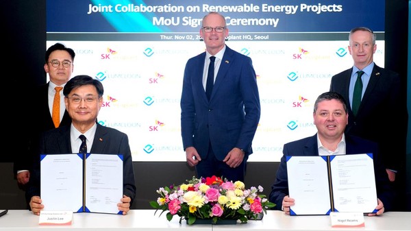 SK에코플랜트, 아일랜드 데이터센터 연료전지 공급 협약. 뒷줄 왼쪽부터 박경일 SK에코플랜트 사장, 사이먼 코브니 아일랜드 기업통상고용부 장관, 리오 클란시 아일랜드 기업진흥청장, 이왕재 SK에코플랜트 에코에너지BU 대표, 나이젤 림스 럼클룬에너지 대표. 사진=SK에코플랜트 제공