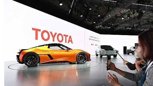 2023년 10월 25일 도쿄에서 열린 재팬 모빌리티 쇼에서 도요타 자동차의 콘셉트 모델인 FT-Se(L)와 SUV형 FT-3e(2nd L)가 전시되어 있다. AFP=연합