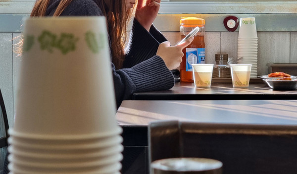 환경부가 6일 식당에서 일회용 종이컵 사용을 금지하지 않는다고 발표했다. 소상공인 부담을 고려했다고 정부는 설명했지만 환경보호라는 세계적 추세에 역행한다는 비판이 거셀 것으로 보인다. 사진은 7일 낮 서울 을지로의 한 식당에 비치된 종이컵.  사진=연합뉴스