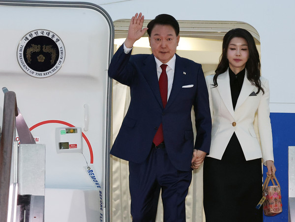 지난 9월 11일 인도네시아 아세안(ASEAN)·인도 주요 20개국(G20) 정상회의 일정을 마치고 윤석열 대통령과 부인 김건희 여사가 성남 서울공항을 통해 귀국하고 있다. 사진=연합뉴스
