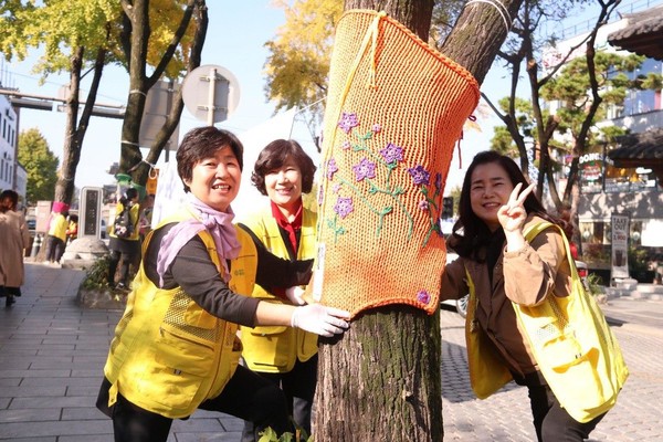 전주 한옥마을의 뜨개옷 입은 나무들. 사진=연합뉴스