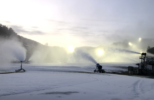 인공눈을 뿌리며 개장 준비에 나선 스키장. 사진=연합뉴스(모나용평 제공)