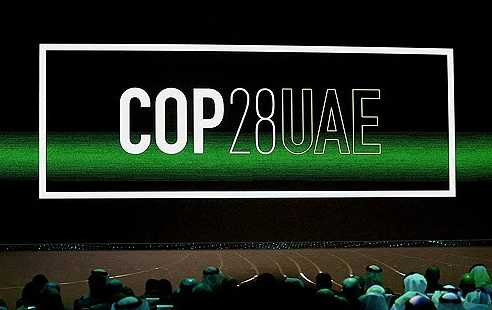 2023년 1월 16일 아랍에미리트 아부다비에서 '기후 행동을 향한 단결'을 주제로 열린 아부다비 지속가능성 주간(ADSW) 개막식에서 'Cop28 UAE' 로고가 화면에 표시되어 있다. 로이터=연합