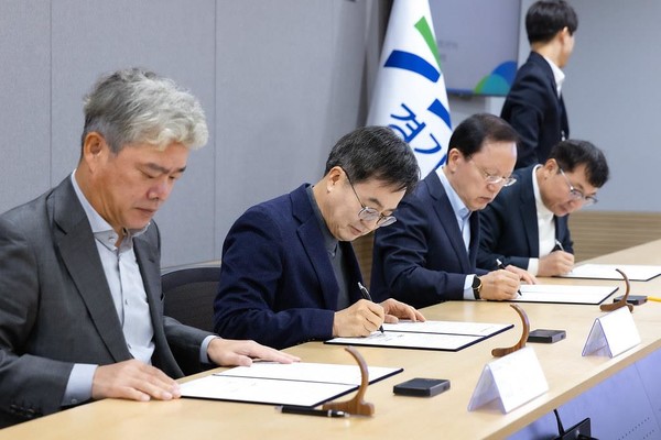 13일 경기도청에서 김동연 경기도지사와 박학규 삼성전자 경영지원실장(오른쪽에서 두번째), 신영수 CJ대한통운 한국사업부문 대표(왼쪽에서 첫번째), 정덕기 e순환거버넌스 이사장(오른쪽에서 첫번째)이 '고객 참여 휴대폰 자원순환물류 업무협약서'에 서명하고 있다. 사진=경기도 제공