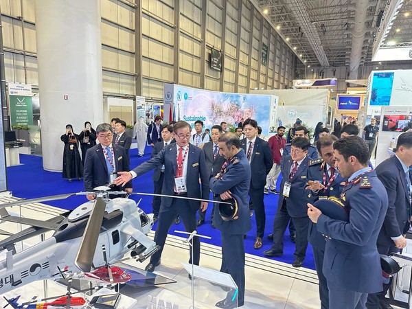 두바이 에어쇼에 참가한 KAI 부스를 찾은 카타르 공군 사령관. 사진=KAI 제공