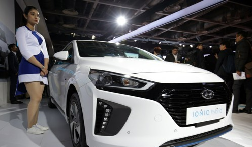 2018년 2월 7일 인도 그레이터 노이다에서 열린 인도 오토 엑스포 2018에서 모델이 현대자동차의 아이오닉 하이브리드 자동차 옆에서 포즈를 취하고 있다. EPA=연합