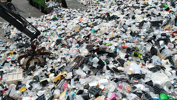 우리나라 1회용품 사용량은 심각한 수준이다. 우리나라 국민 한 명이 1년에 버리는 일회용품 양은 13.6㎏이며 우리나라 전체로는 연간 70만3000여t의 일회용품이 버려진다. 버려지는 일회용품의 49%가 종이컵 등 폐종이류이고, 41%는 플라스틱 컵을 비롯한 폐합성수지류이다. 사진=연합뉴스