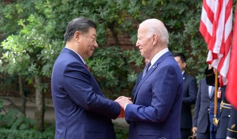 조 바이든 미국 대통령과 시진핑 중국 국가주석이 15일(현지시간) 미국 캘리포니아주 우드사이드에서 만나 손을 맞잡고 있다. 두 정상은 이날 샌프란시스코에서 열리는 아시아태평양경제협력체(APEC) 정상회의를 계기로 약 1년 만에 대좌했다. 연합=중국 외교부 제공
