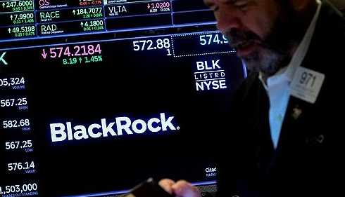 2022 년 10 월 14 일 미국 뉴욕증권거래소에서 블랙록의 거래 정보가 화면에 표시되어 있다. 연합=로이터