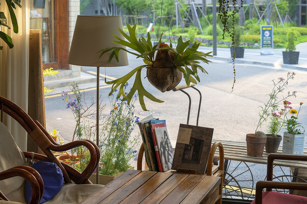 서울 연희동에 위치한 제로웨이스트 카페 '보틀라운지'의 모습. 사진=보틀팩토리 홈페이지