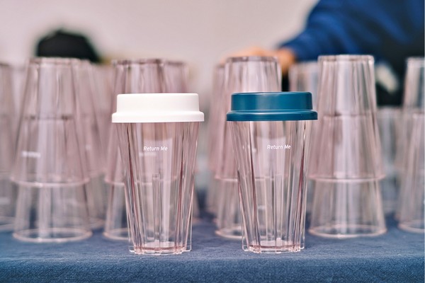 보틀라운지와 제휴 카페들에서 대출가능한 리턴미 컵. 사진=보틀팩토리 홈페이지