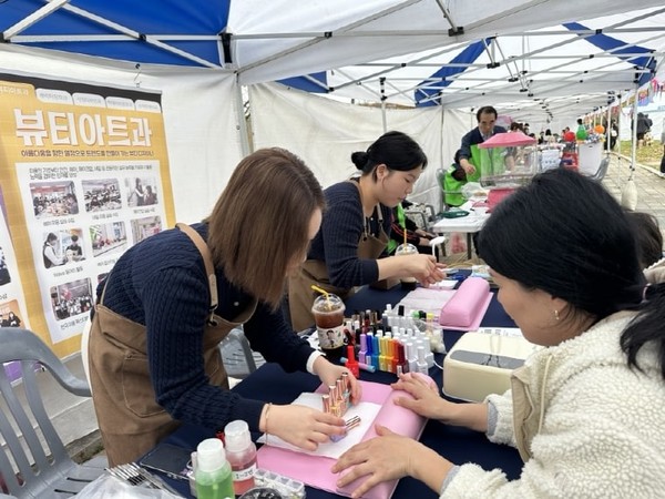'수원 뷰티페스타 2023'에 참여할 뷰티아트과 재학생들. 사진=수원시 제공
