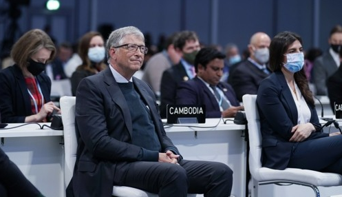 마이크로소프트(MS) 창업자인 빌 게이츠가 2021년 11월 2일(현지시간) 영국 글래스고에서 열린 제26차 COP26의 '청정 기술 혁신과 배치 가속화' 세션을 참관하고 있다. AP=연합