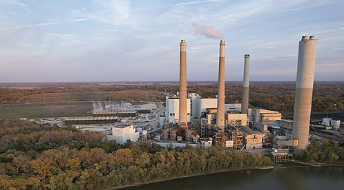 2023년 10월 25일 인디애나주 피터스버그에 있는 AES 인디애나 피터스버그 발전소에서 증기가 피어오르고 있다. AP=연합