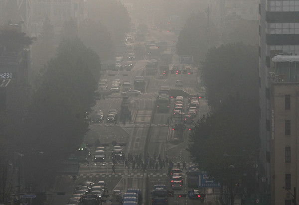 서울 미세먼지 농도가 '나쁨' 수준을 나타낸 23일 오전 서울 광화문 및 종로 시내가 뿌옇게 보인다. 사진=연합뉴스