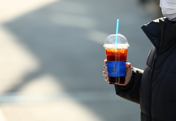 ‘얼죽아(얼어 죽어도 아이스 아메리카노’는 계절을 가리지 않는다. 사진=연합뉴스