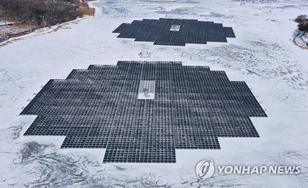 경기도 화성시 우정읍 멱우지에 설치된 수상태양광발전소의 겨울철 모습. 태양광은 날씨에 따라 전력 생산의 변동성이 큰 만큼 실시간 전력 수급균형을 유지하기 위한 보조 비용과 송전·변전·배전 보강 비용이 늘어날 수밖에 없다.  사진=연합뉴스