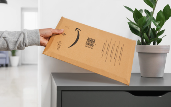 아마존은 부피가 작고 가벼운 종이봉투를 배송 포장재로 시험도입하고 있다. 사진=아마존