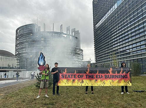 지난 9월 13일(현지시간) 프랑스 스트라스부르 유럽의회 앞에서 그린피스 등 환경단체 회원들이 EU의 화석연료 사용 중단을 촉구하는 시위를 벌이고 있다. 사진=연합