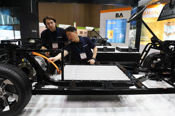 지난 6월 27일 경기도 고양시 킨텍스에서 열린 ‘2023 세계 배터리 & 충전 인프라 엑스포’에서 전기차용 리튬이온 배터리가 전시되어 있다. 사진=연합뉴스