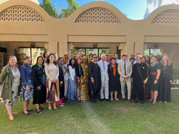 30일(현지시간) 두바이에서 열린 COP28 참석한 찰스 3세 영국 국왕(가운데 밝은색 정장)과 지도자들 사진=로이터/연합뉴스