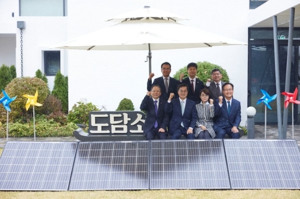 지난 11월 16일 경기도 평택산단 지붕에 태양광 설치해 생산한 전력을 삼성전자에 공급하는 ’기업 RE100‘ 달성을 위한 재생에너지 공급 협약식 모습. 김동연 경기도지사, 이영희 삼성전자 글로벌마케팅실장, 김형민 에넬엑스코리아 대표, 김광일 한국중부발전 부사장, 유영일 경기도의회 도시환경위원장 등이 기념촬영을 하고 있다. 사진=경기도 제공