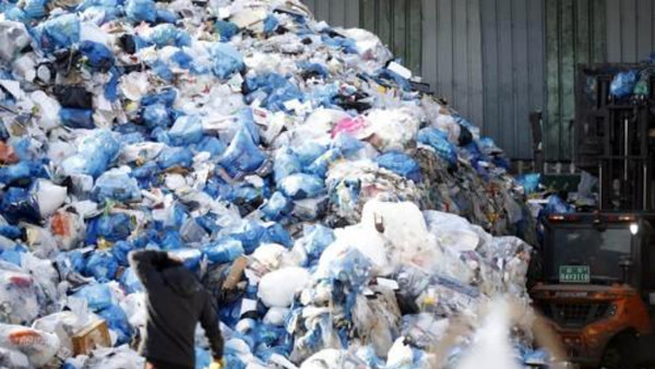 재활용선별장에 쌓인 일회용품. 사진=연합뉴스