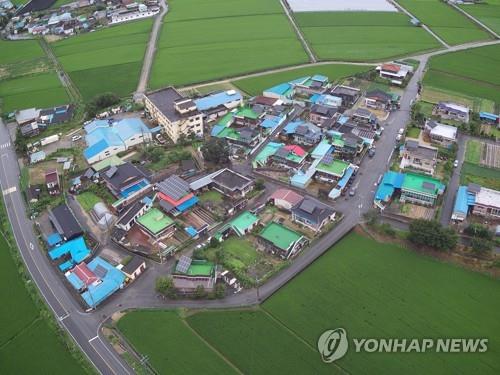 태양광 발전 설비 설치된 진천읍 하덕마을 사진=진천군, 연합뉴스 