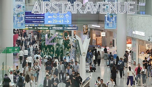 추석 황금연휴를 하루 앞둔 2023년 9월 27일 인천국제공항 면세점이 여행객들로 붐비고 있다. 사진=연합