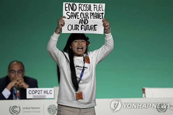 ​지난 11일 아랍에미리트 두바이에서 열린 COP28 유엔 기후 정상회담 행사에서 리시프리야 칸구얌(Licypriya Kangujam)이란 소녀가 화석 연료 사용 반대 시위를 벌이고 있다.(출처=연합뉴스)