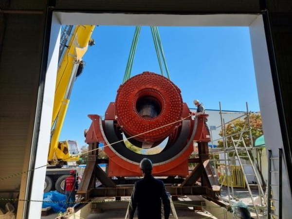 LS일렉트릭 관계자들이 발전기를 설치하고 있는 모습.사진=연합뉴스