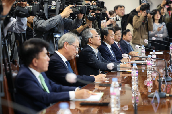  지난 11월 20일 오후 서울 중구 은행연합회에서 김주현 금융위원장, 이복현 금융감독원장이 참석한 가운데 열린 금융지주회장단 간담회에서 참석자들이 김 위원장의 발언을 경청하고 있다. 왼쪽부터 함영주 하나금융지주 회장, 임종룡 우리금융지주 회장, 이석준 농협금융지주 회장, 진옥동 신한금융지주 회장, 빈대인 BNK금융지주 회장, 김기홍 JB금융지주 회장. 사진=연합뉴스  