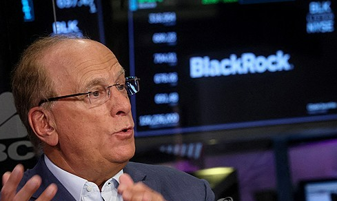 2023년 4월 14일 미국 뉴욕의 뉴욕증권거래소(NYSE)에서 미국의 경제방송 CNBC와 인터뷰하고 있는 래리 핑크 블랙록 회장 겸 최고경영자(CEO). 로이터=연합