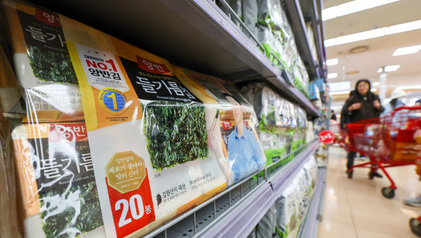 정부가 용량 축소 등을 통한 편법 가격인상을 의미하는 '슈링크플레이션' 실태조사를 진행하겠다고 발표한 가운데 19일 서울 시내 한 대형마트에 동원F&B의 김 등 식료품이 진열돼 있다. 사진=연합뉴스