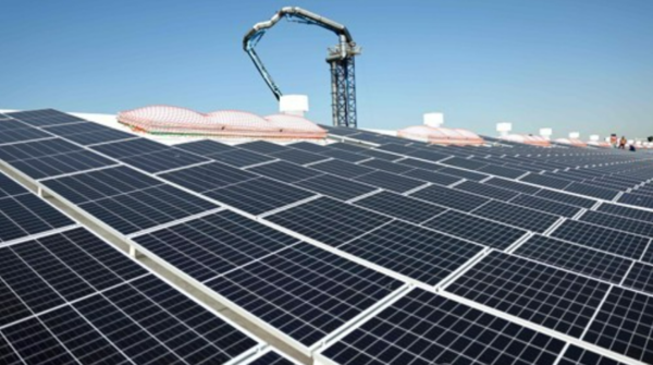 2023년 4월 21일 캘리포니아주 로스앤젤레스 산페드로 인근 항구에 있는 알타씨 연구 개발 시설 옥상에서 작업자들이 태양광 패널 설치 작업을 하고 있다. AFP=연합