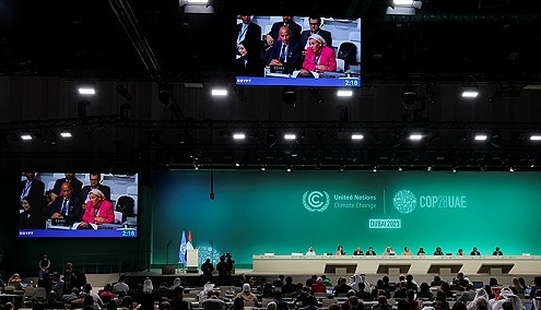 2023년 12월 13일 아랍에미리트 두바이에서 열린 COP28에서 이집트 대표단이 협상안 초안이 공개된 후 본회의에서 발언하고 있다. 로이터=연합