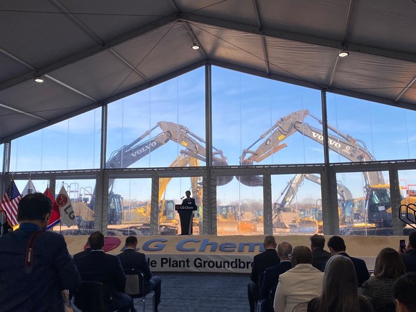 LG화학은 19일(현지시간) 테네시주 클락스빌에서 신학철 LG화학 부회장과 빌 리 테네시 주지사 등이 참석한 가운데 양극재 공장 착공식을 개최했다. 사진=연합뉴스