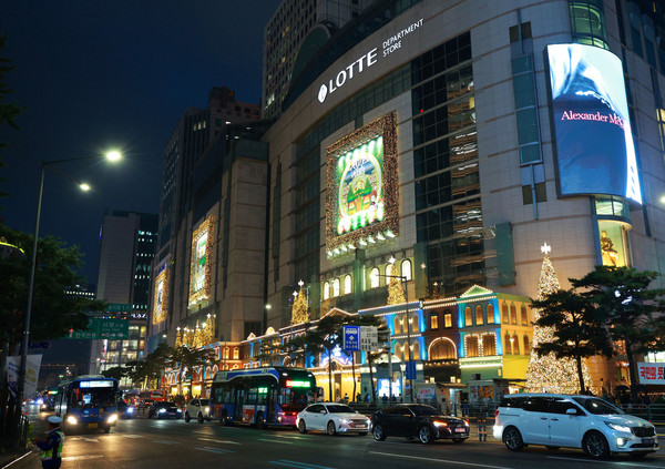 대형 트리가 설치되고 조명이 켜진 서울 중구 롯데백화점 본점 사진=연합뉴스