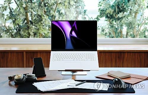 LG전자는 12월15일 최신 AI CPU가 탑재된 2024년형 LG 그램을 출시한다고 15일 밝혔다. 사진은 2024년형 LG 그램 17형 제품 이미지. 사진=LG전자 제공