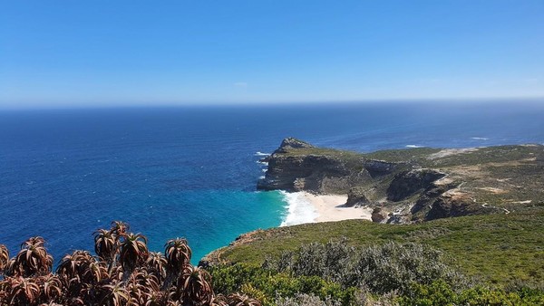 대서양을 내려오던 배가 동쪽으로 방향으로 바꿔 인도양으로 향하는 지점에 위치한 아프리카 남단의 ‘희망봉(바다쪽으로 돌출한 부분)’의 모습. 희망봉은 아프리카 최남단은 아니며 아프리카 최남단은 희망봉보다 훨씬 동쪽에 있는 ‘아굴라스 곶’으로 여기를 중심으로 대서양과 인도양이 나뉜다. 사진=연합뉴스