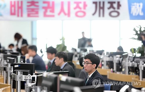 2015년 12월 부산시 남구 부산국제금융센터 내 한국거래소 본사에서 탄소배출권 거래시장 개장식이 열린 가운데 시장운영실에서 직원들이 거래상황을 살펴보고 있는 모습. 사진=연합뉴스