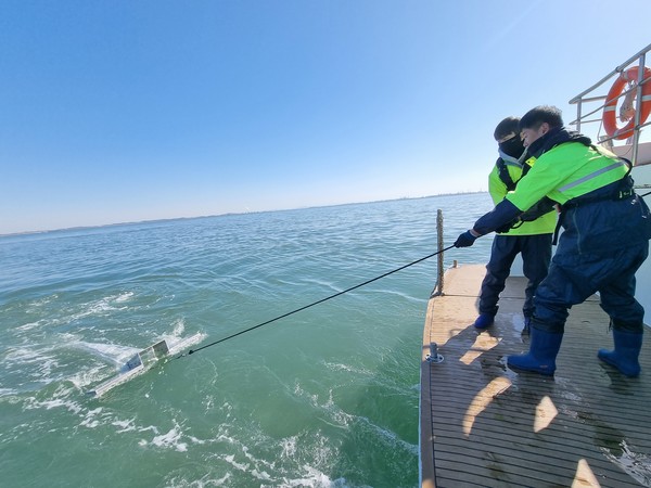 지난 2022년 서해 미세 플라스틱 농도 조사 현장. 사진=경기도해양수산자원연구소 제공