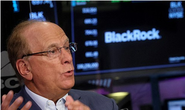 래리 핑크 블랙록 회장이 '23년 4월 뉴욕증권거래소에서 CNBC와 인터뷰하고 있다. 로이터=연합뉴스