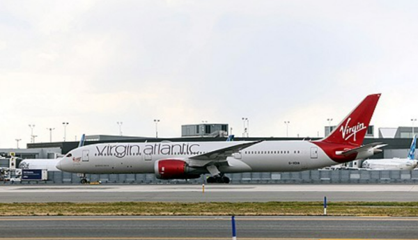 2023년 11월 28일(현지시간) 100% 지속가능 항공연료(SAF)를 사용한 영국 항공사 버진애틀랜틱 항공기가 영국 런던 히스로공항을 출발한 뒤 미국 뉴욕 존 F. 케네디 공항에 도착하고 있다.  로이터=연합