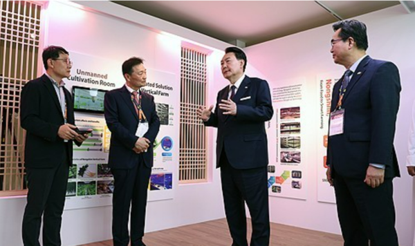 카타르를 국빈 방문한 윤석열 대통령이 2023년 11월 24일(현지시간) 도하 알 비다 공원에서 열린 도하 국제원예박람회 한국관 개관식을 찾아 한국형 스마트농업 전시관에서 이병학 농심 대표(왼쪽 두번째)의 설명을 듣고 있다. 사진=연합