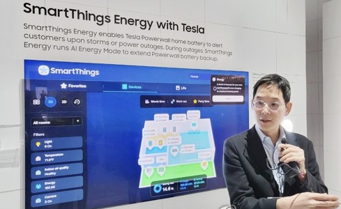 세계 최대 가전·IT 전시회 'CES 2024' 개막을 하루 앞둔 1월 8일(현지시간) 미국 라스베이거스 컨벤션센터의 삼성전자 전시장에서 '스마트싱스 에너지'를 기반으로 테슬라와의 협업을 소개하고 있다.  사진=연합